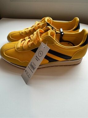 No Boundaries Yellow & Black Retro Low Top Sneakers NWT Sz 7 Memory Foam